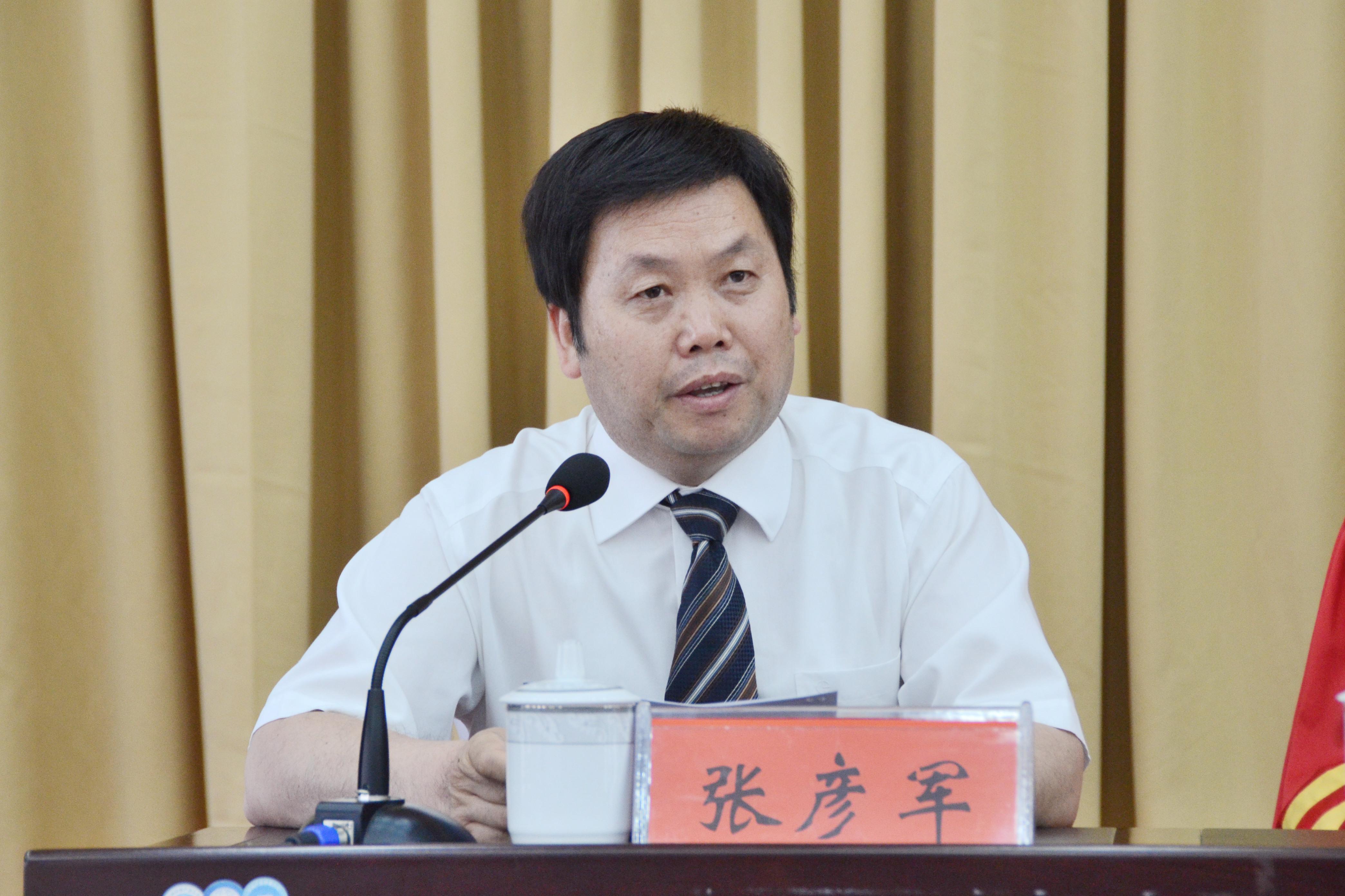 张彦军主任主持"2015届研究生毕业典礼暨硕士学位授予仪式"
