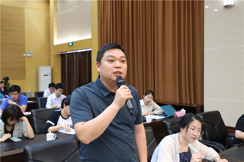 中国教育报记者现场提问.jpg