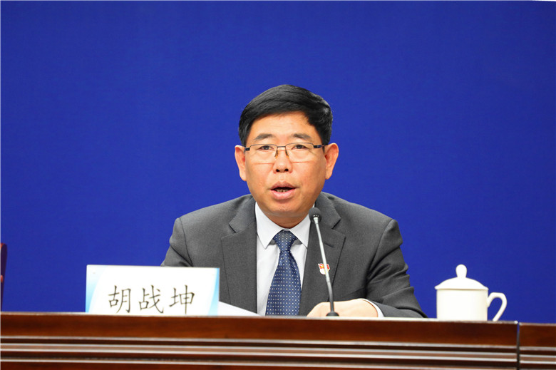 省委编办（省直管办）主任胡战坤出席发布会.jpg
